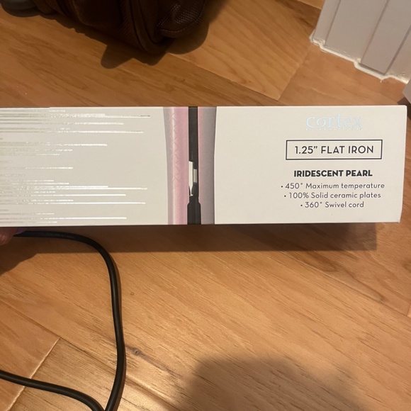 iridescent white Cortex ceramic hair straightener - Picture 4 of 5